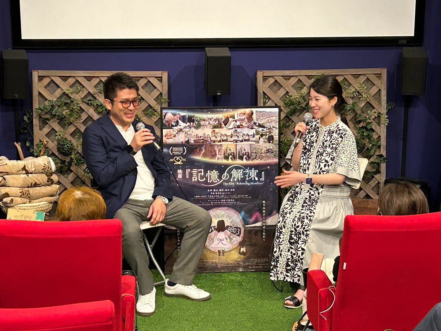 シネマ・チュプキ・タバタでの映画『記憶の解凍』トークセッション(右:庭田杏珠監督、左:ハロームービー株式会社 代表取締役社長 瀧川 淳)